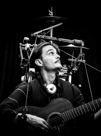 UNE JOURNÉE AVEC L'HOMME-ORCHESTRE